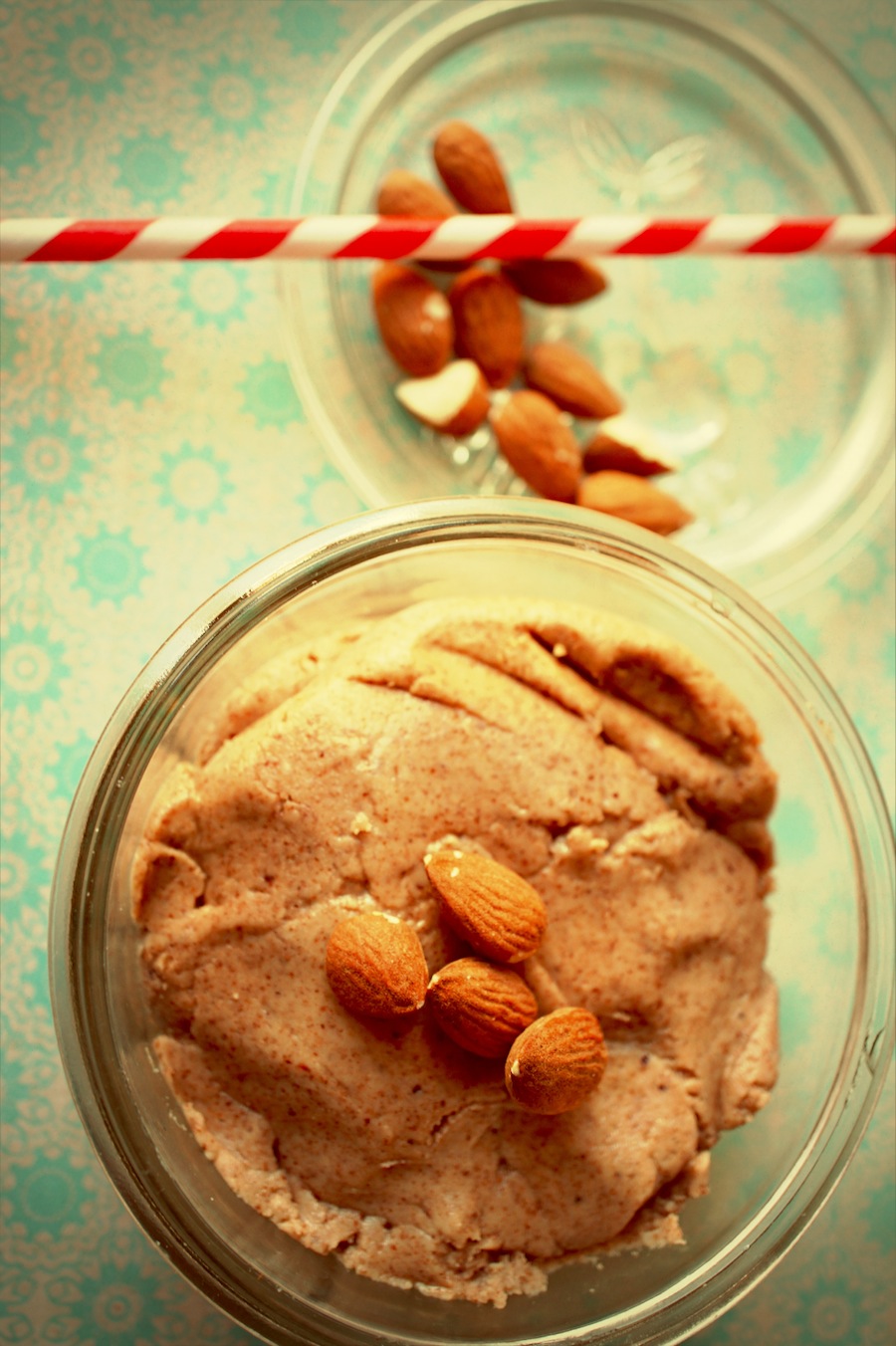 Mandelsmør og sugerør