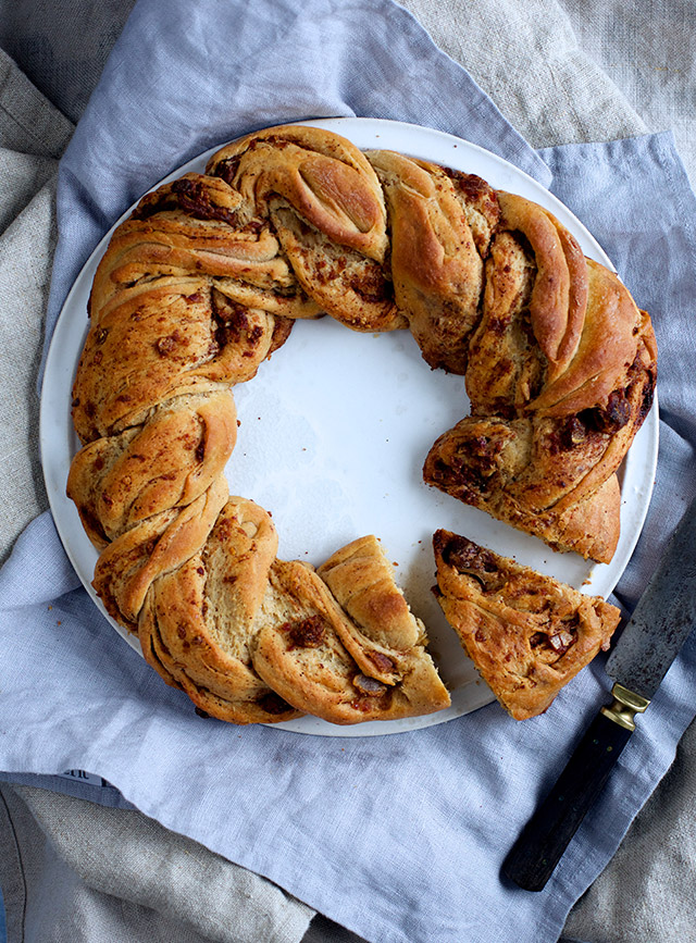 Bread with dates