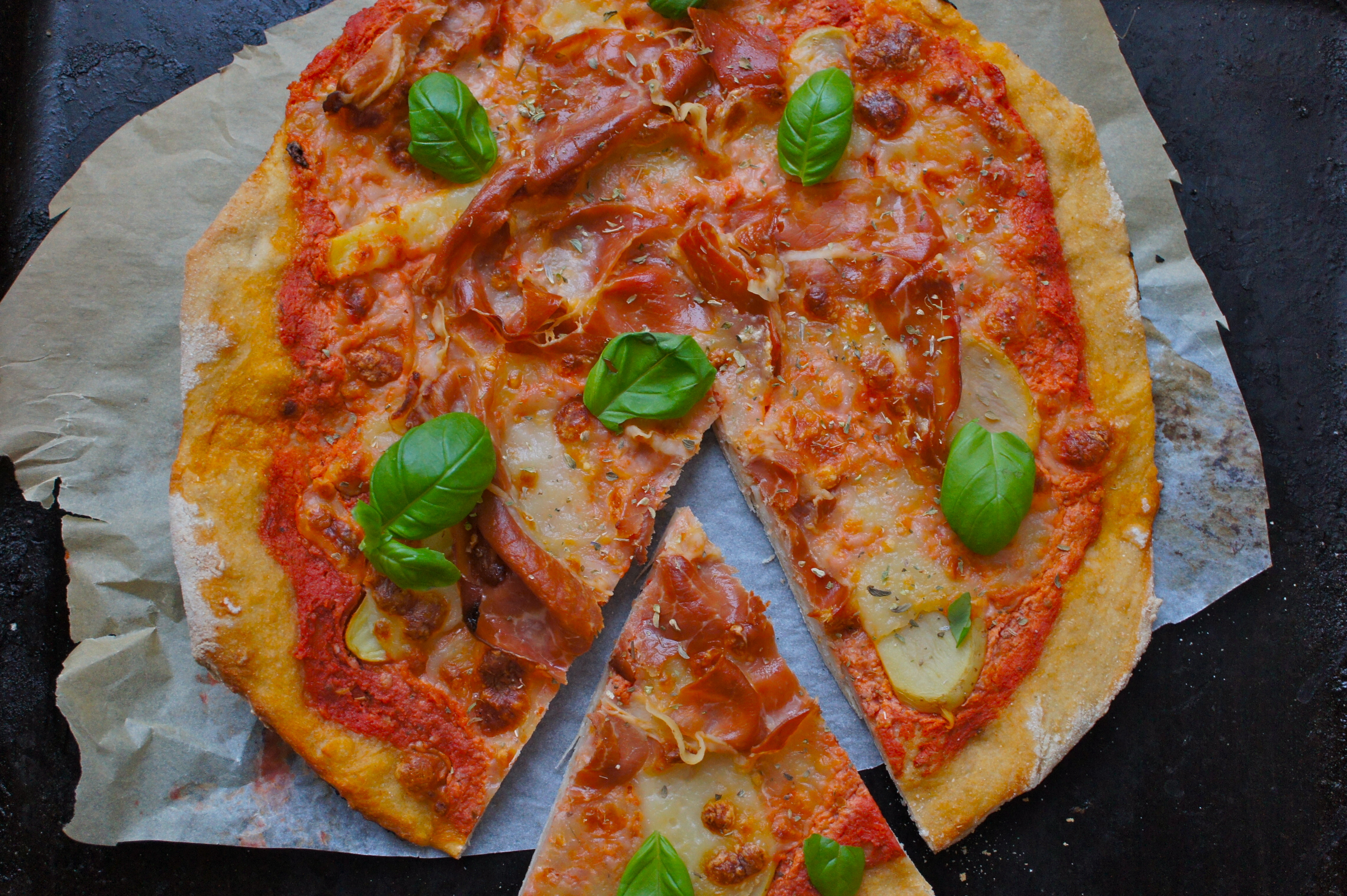 Pizza med serrano & kartoffel Opskrift på pizza The Food Club